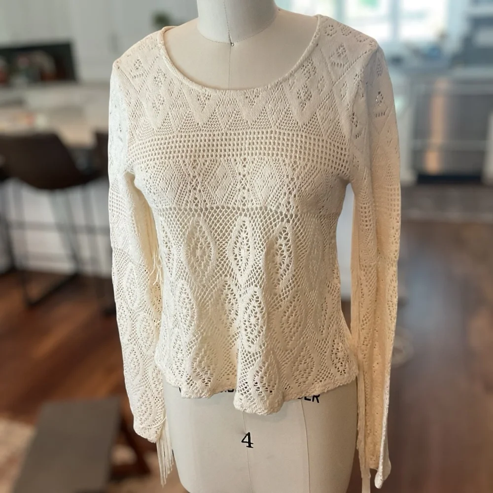 Gimmicks BKE Ivory Crochet Long Sleeve with Fringe Size Small EUC